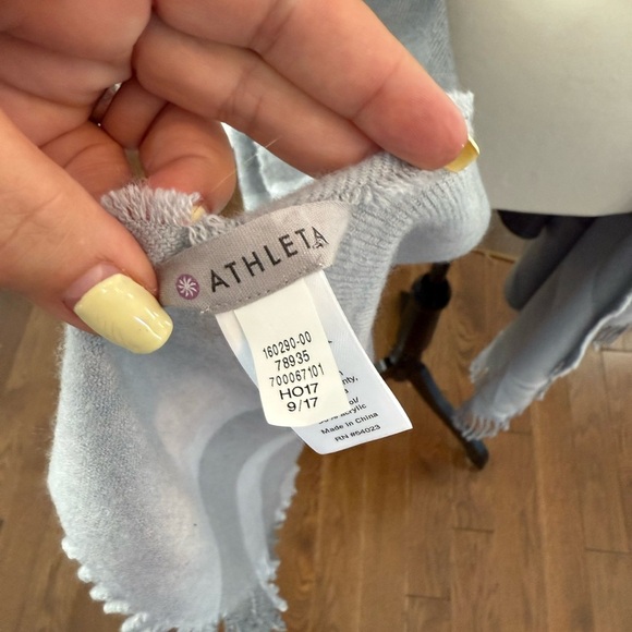 Athleta Light and dark Gray wool and acrylic throw - Picture 3 of 10